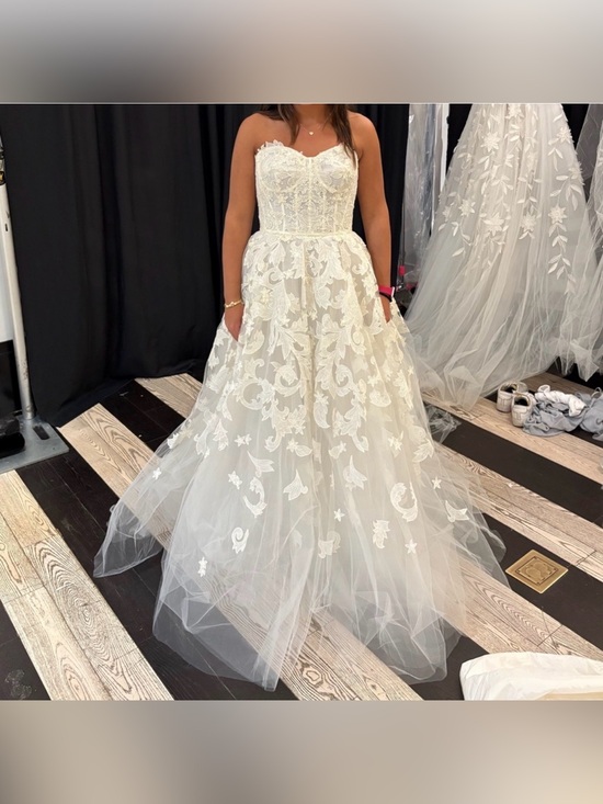 Oscar de la Renta Dresses & Skirts - Oscar de la renta BRAND NEW wedding dress AND veil